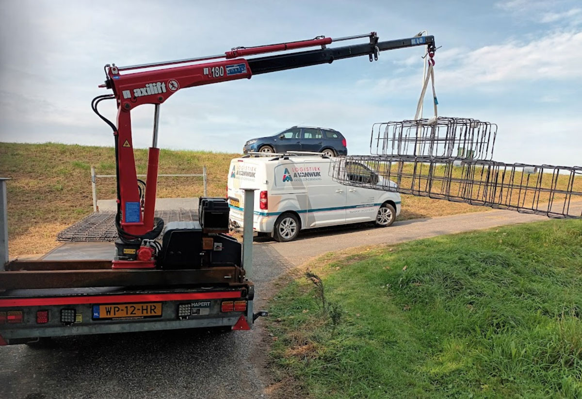 De aanhanger met kraan kan achter de bus. We kunnen zelf lossen op de kleinere losplekken.